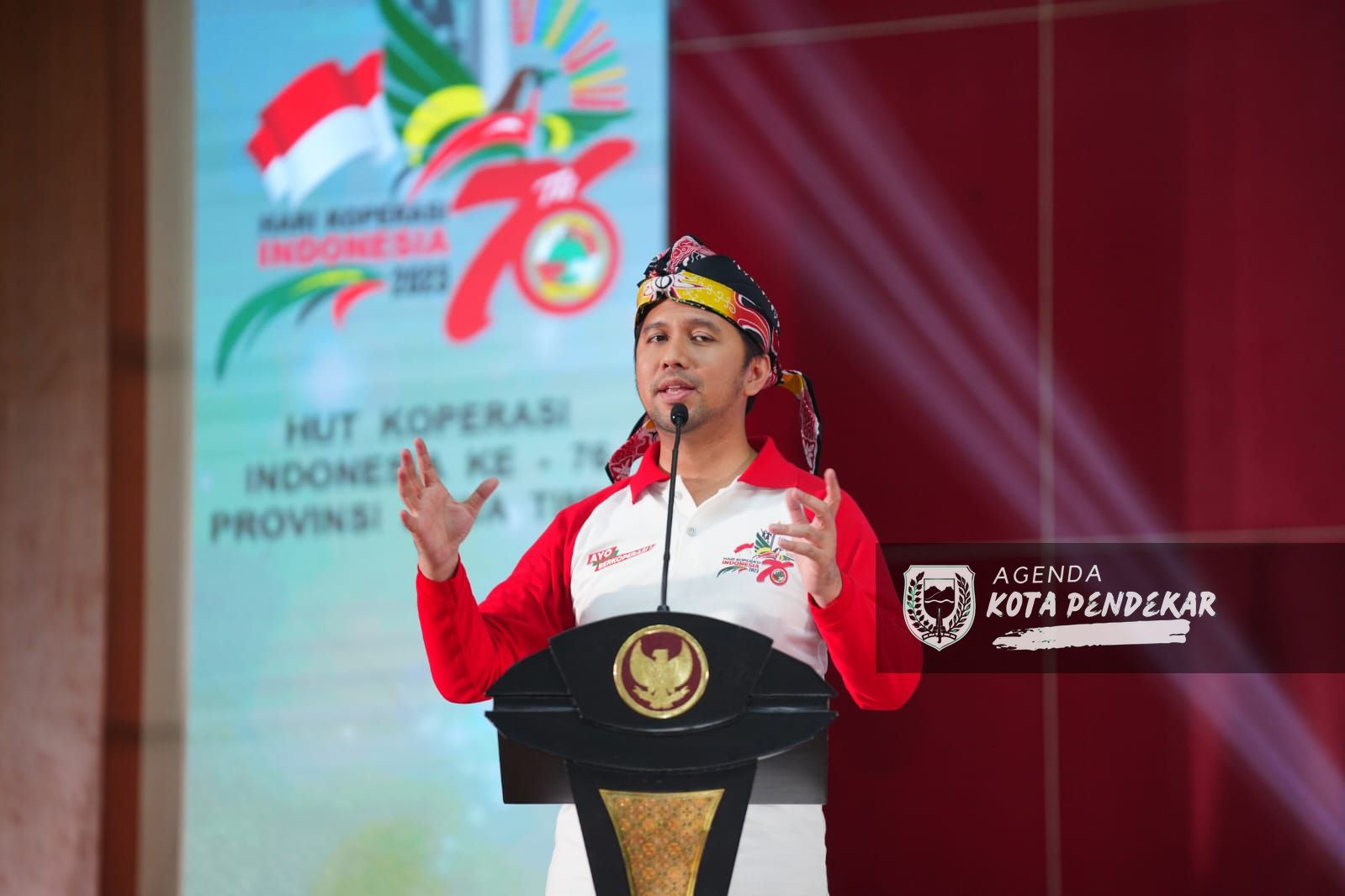 Foto 3 dari 9: Wali Kota Maidi Raih Penghargaan Pembina Koperasi di Gebyar Puncak Acara Peringatan Hari Koperasi Indonesia Ke 76 Jatim