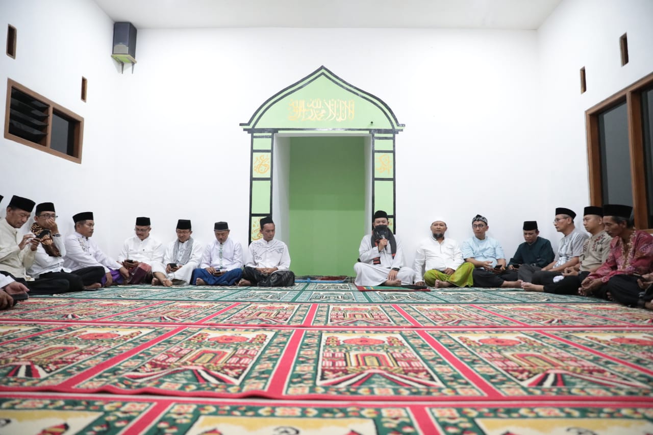 Foto 1 dari 13: Gelar Salat Isya di Masjid Al Amin Kelurahan Demangan, Wali Kota Maidi Sampaikan Pembangunan dan Salurkan Bantuan