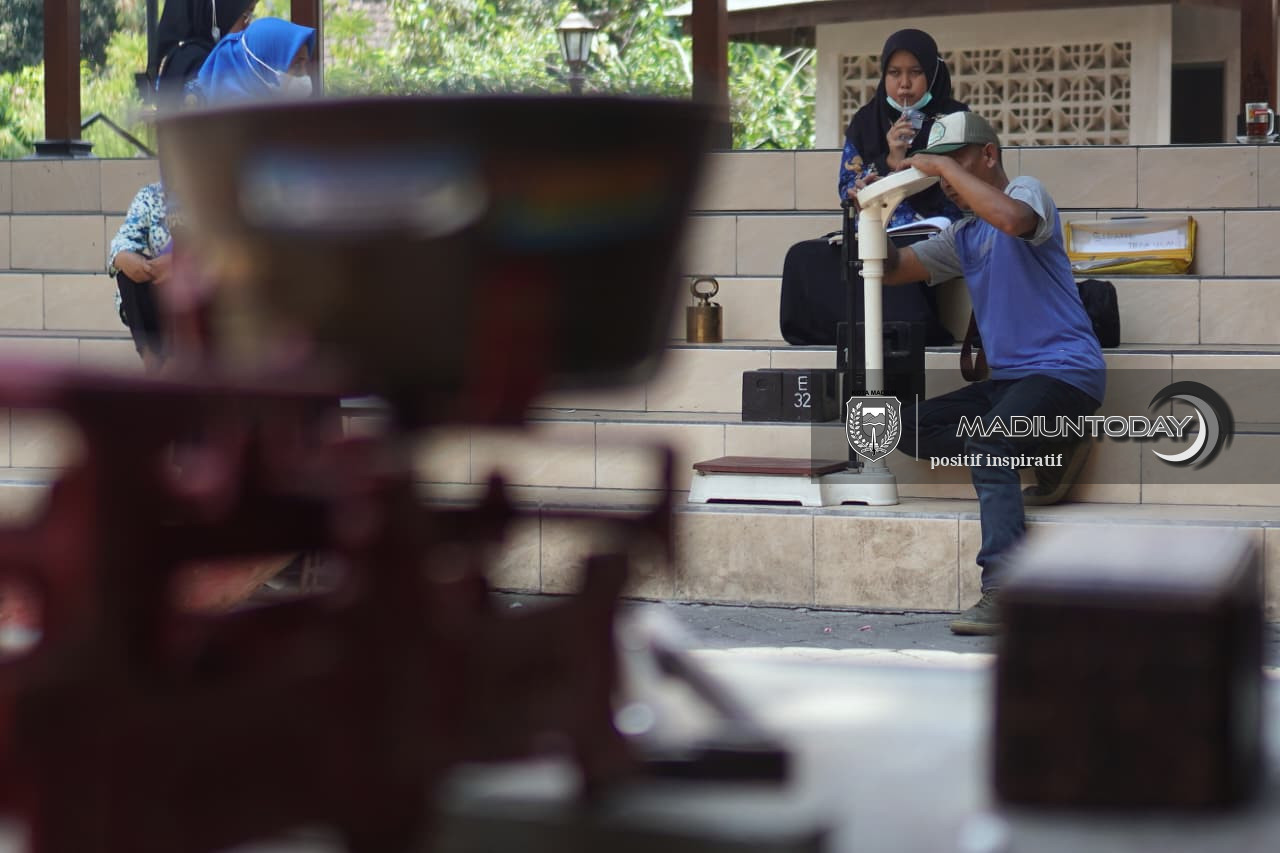 Foto 6 dari 19: Dari Posyandu hingga Pedagang, Layanan Tera Ulang Hadir di Kelurahan Pastikan Timbangan Akurat