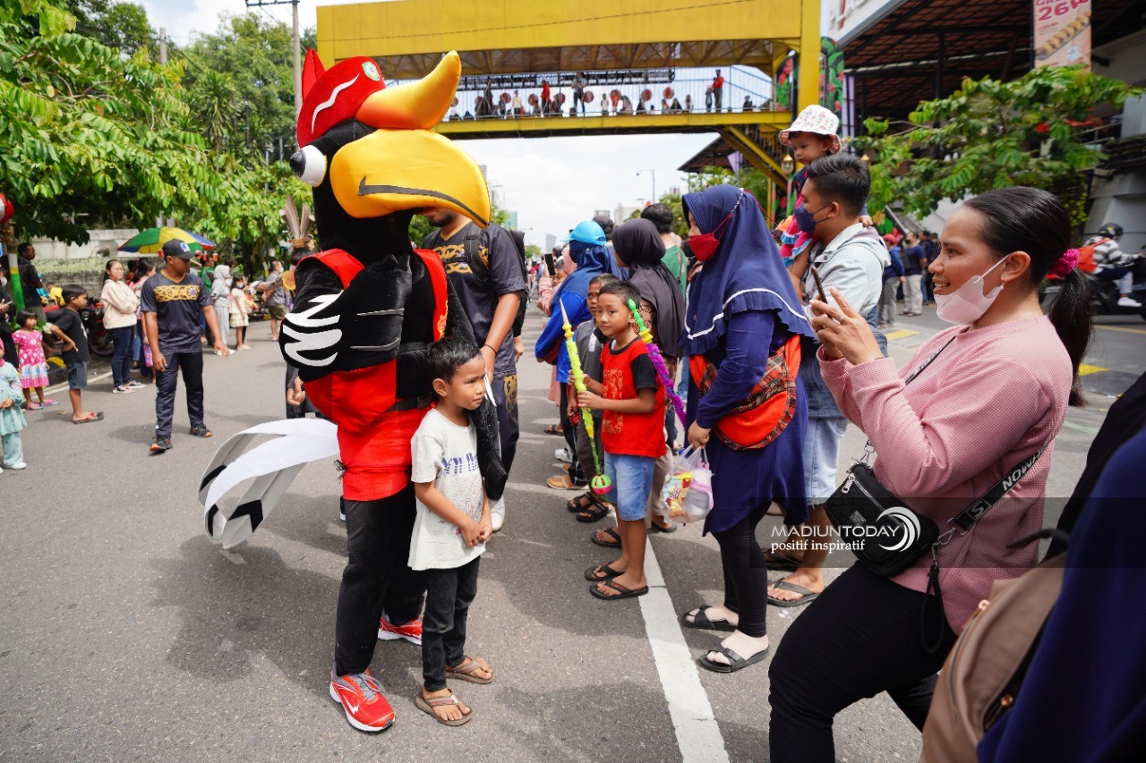 Foto 3 dari 9: Animo Luar Biasa, Parade Nusantara Geliatkan Perekonomian Sekaligus Ajang Promosi Kota