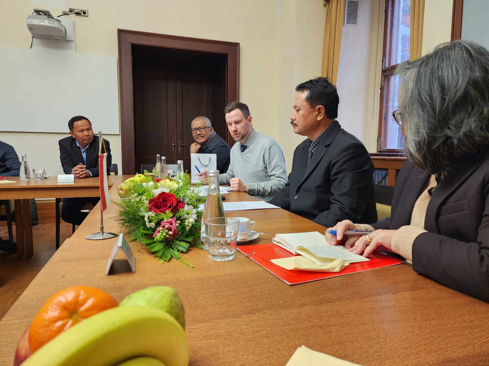 Foto 4 dari 7: Pertemuan Bilateral, Wakil Wali Kota Plzen-Wali Kota Maidi Sepakat Jalin Kerja Sama Pendidikan dan Pariwisata