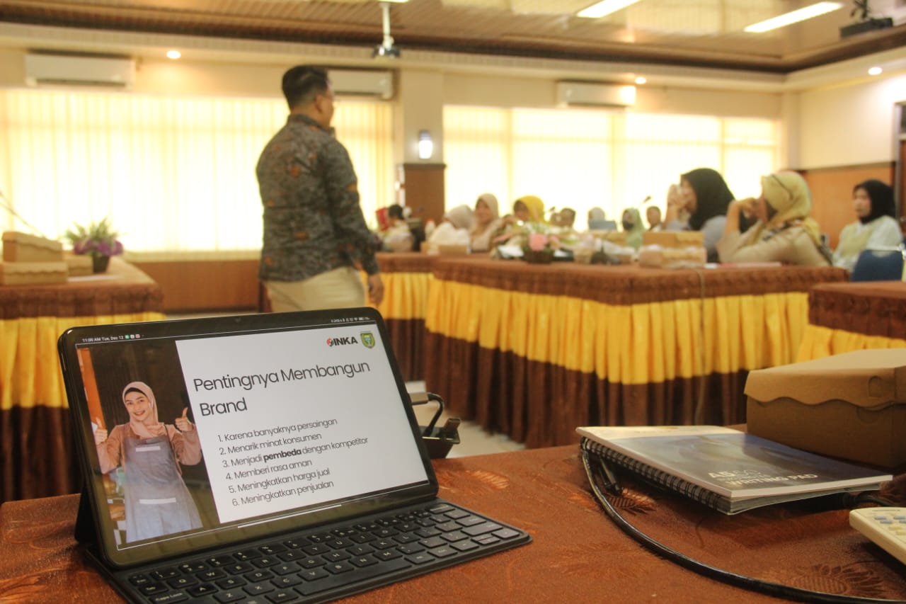 Foto 5 dari 11: Dorong UMKM Naik Kelas, Pemerintah Kota Madiun-PT. INKA (Persero) Gelar Bimtek Bagi Pengelola Lapak UMKM Kelurahan