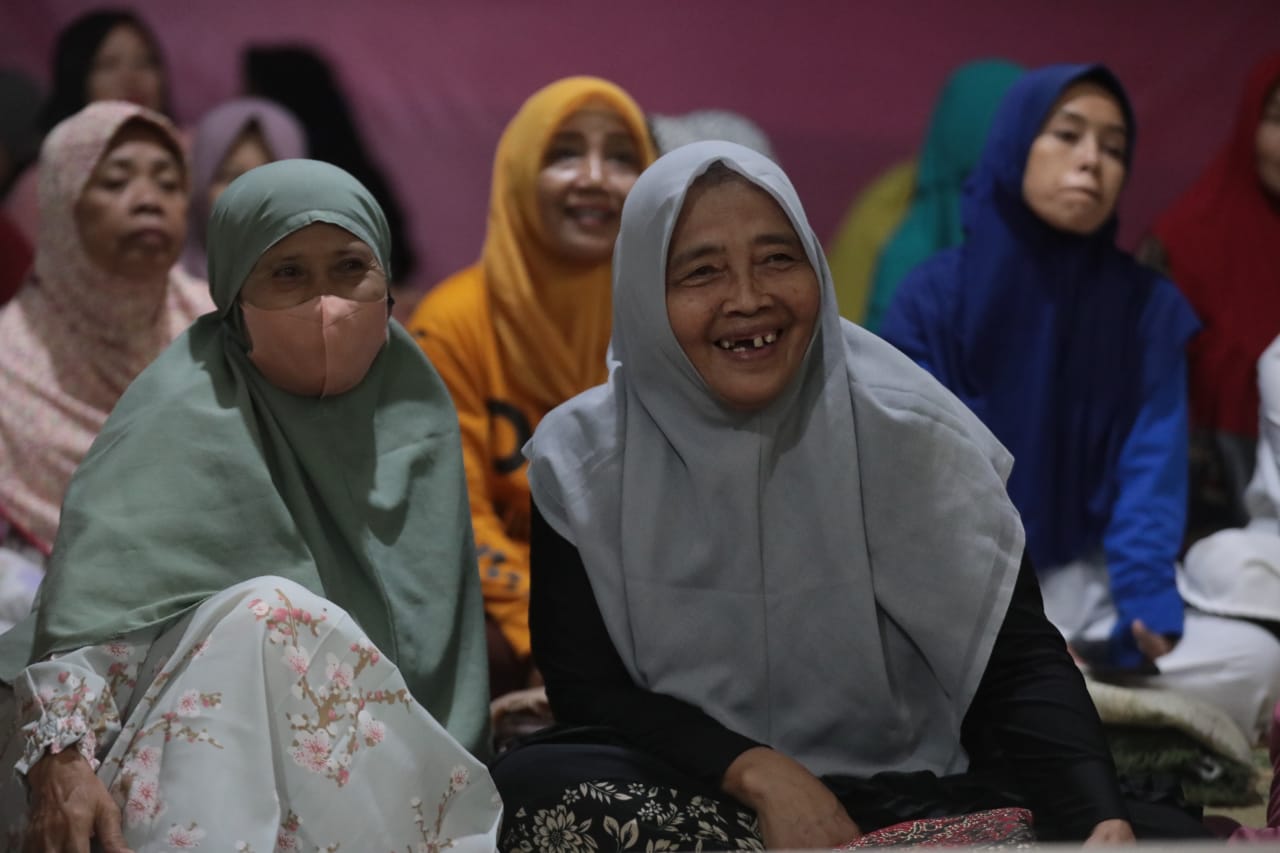 Foto 3 dari 13: Gelar Salat Isya di Masjid Al Amin Kelurahan Demangan, Wali Kota Maidi Sampaikan Pembangunan dan Salurkan Bantuan
