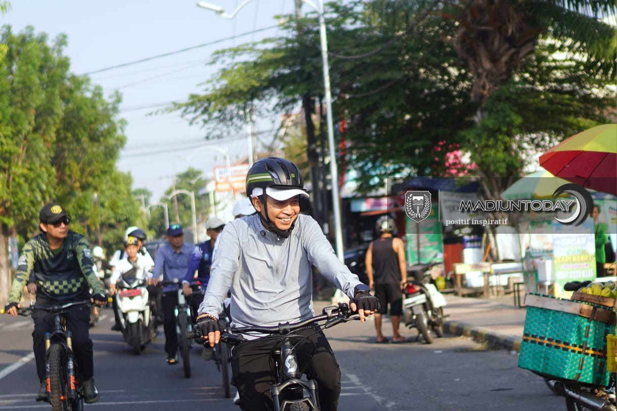 Foto 19 dari 19: Gowes Keliling Kota, Plt Wali Kota Madiun Cek P2L, Data Ekonomi hingga Kebersihan Lingkungan