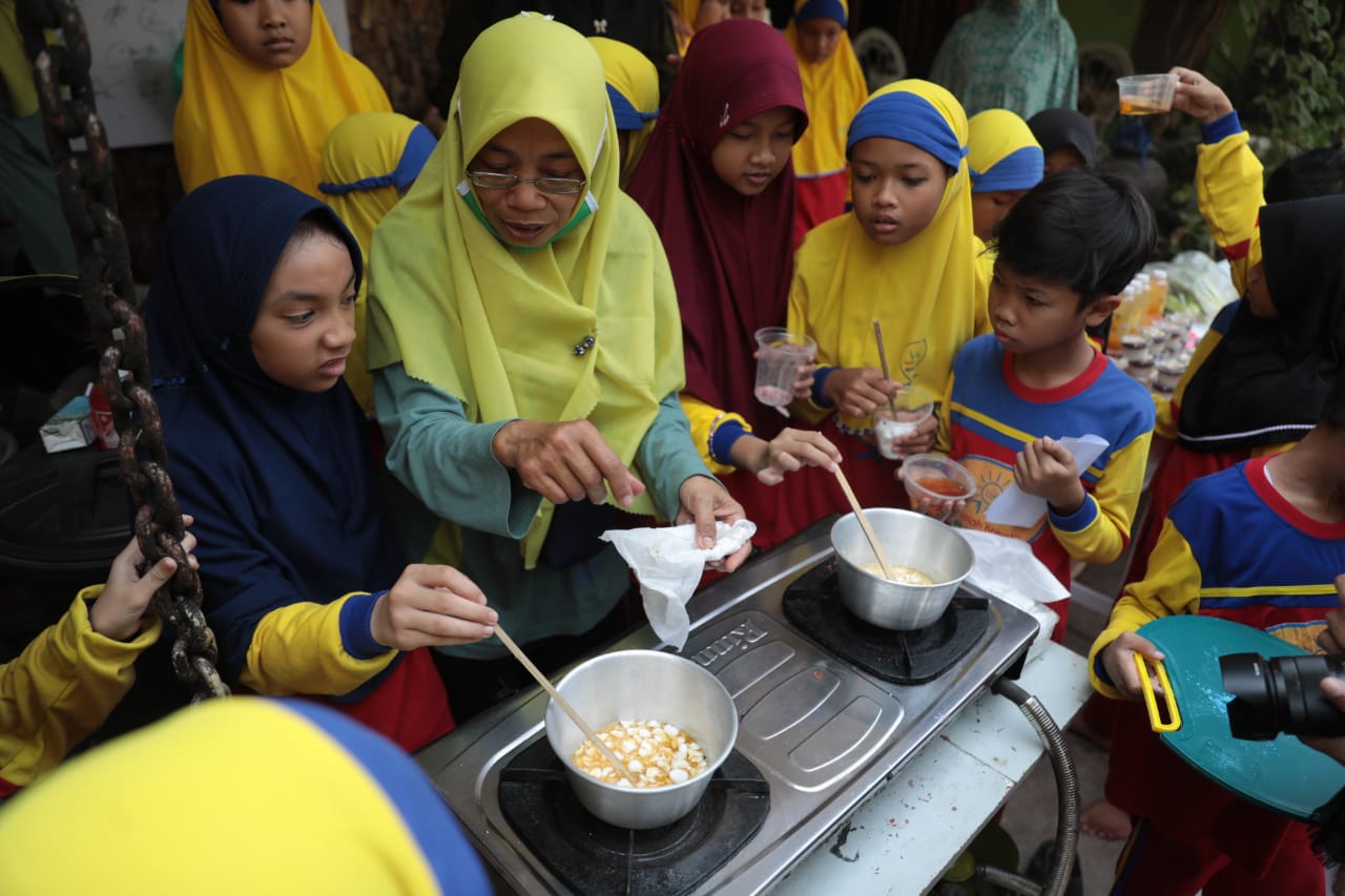 Foto 3 dari 8: Asah Kreativitas, SD Muhtadin Ajak Siswa Belajar Membuat Lilin Aromaterapi Dari Minyak Jelantah