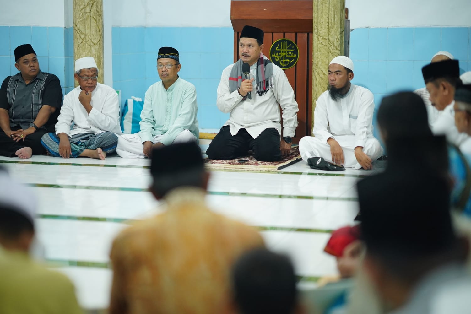 Foto 6 dari 10: Salat Isya di Masjid Miftahul Huda, Wali Kota Ajak Jamaah Bangun Nuansa Religi Jelang Puasa