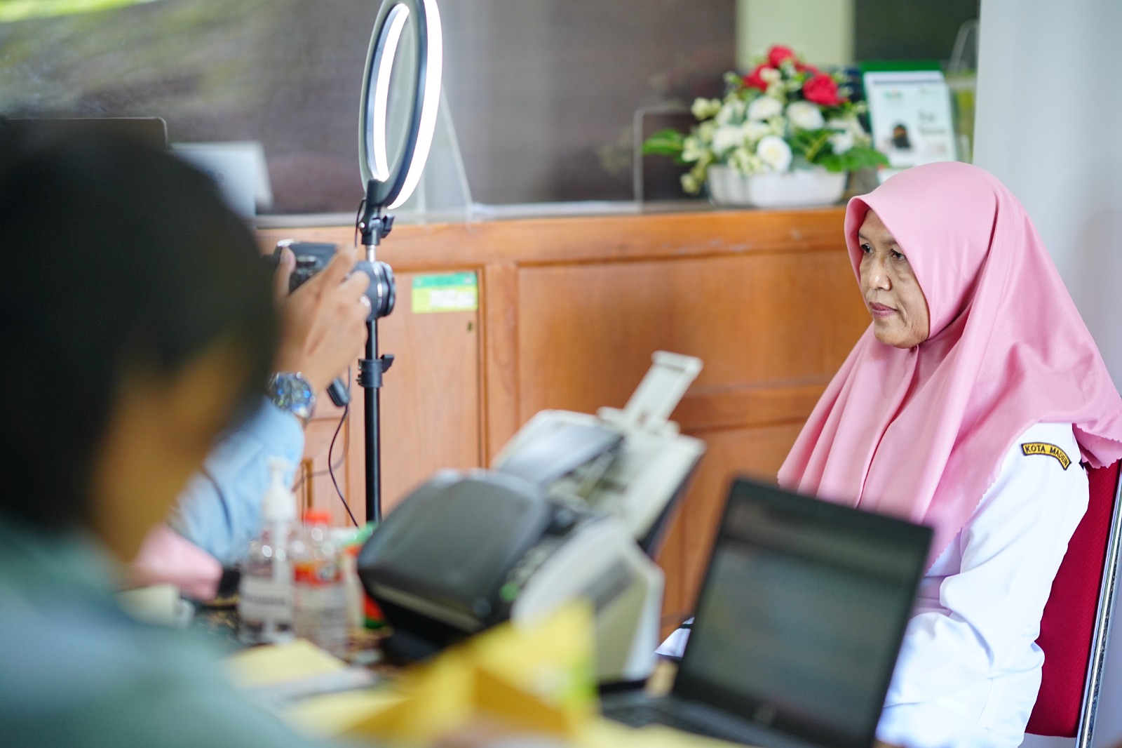 Foto 6 dari 8: Jalin Kerjasama dengan Kantor Imigrasi Kelas II Madiun, Kemenag Kota Madiun Gelar Perekaman Foto Paspor CJH
