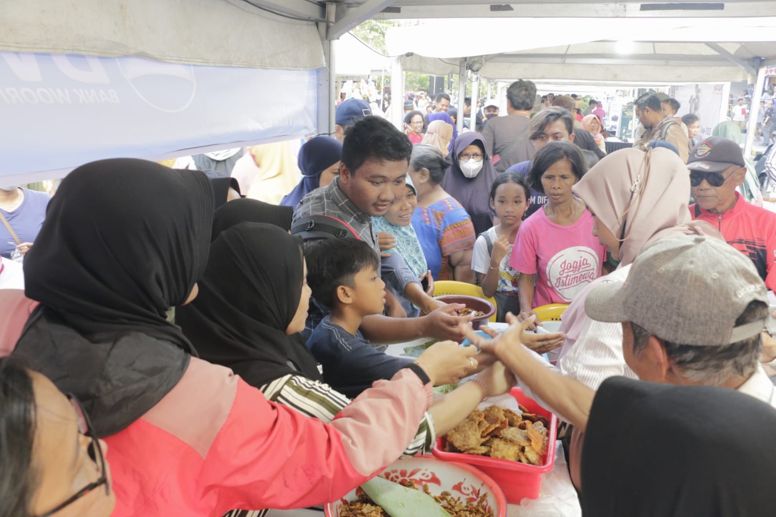 Foto 7 dari 10: Antusias Tinggi, 30 Ribu Lebih Makanan dan Jajanan Habis Tak Ada Satu Jam