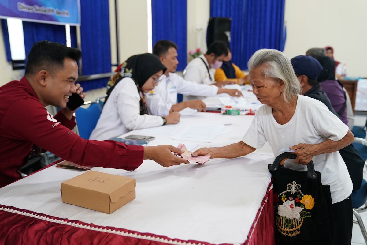 Foto 1 dari 9: 2.800 Warga di Kota Madiun Terima BLTD Tahap 3