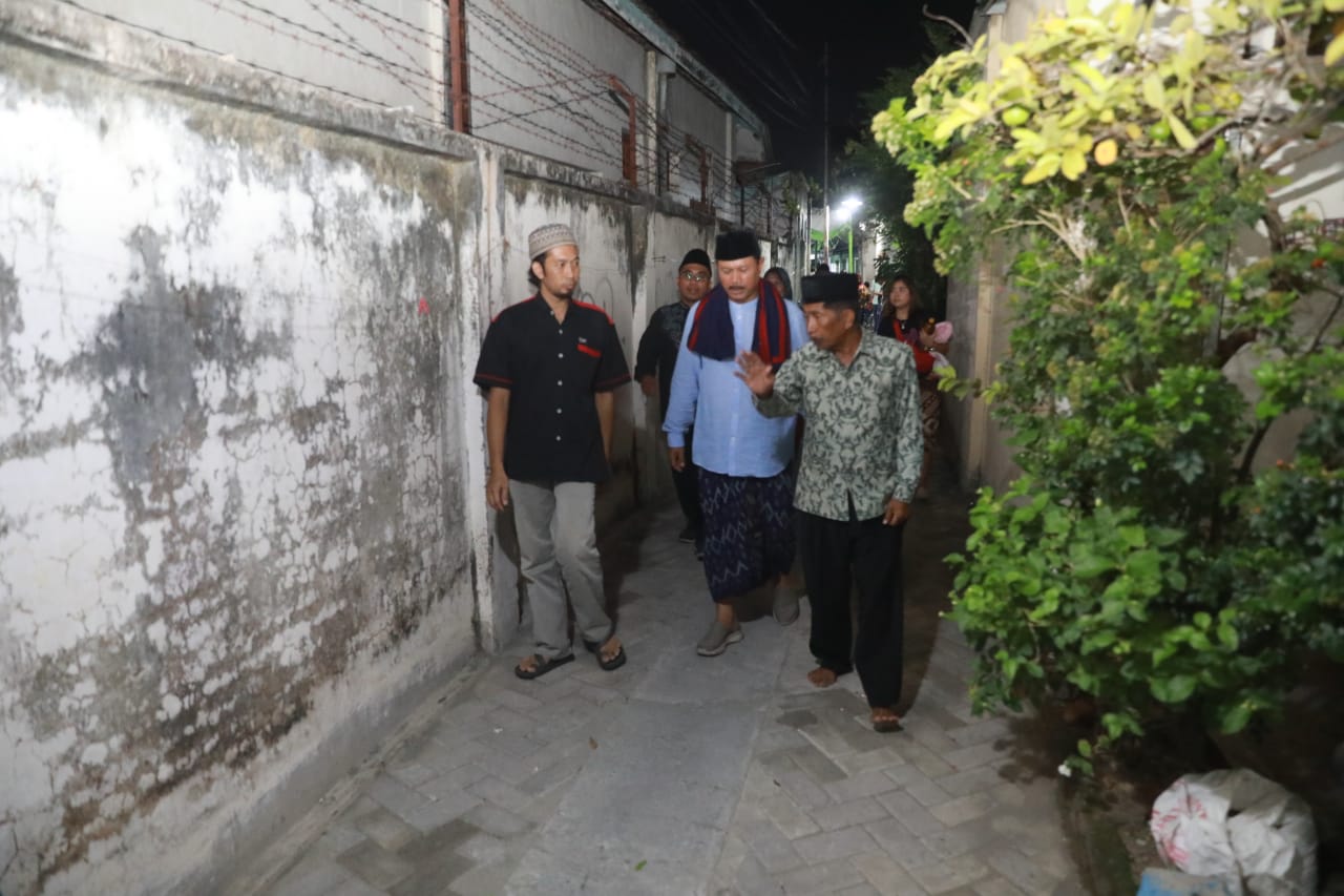 Foto 13 dari 14: Salat Isya di Musala Nurul Badiah, Wali Kota Silaturahmi Hingga Beri Bantuan ke Warga