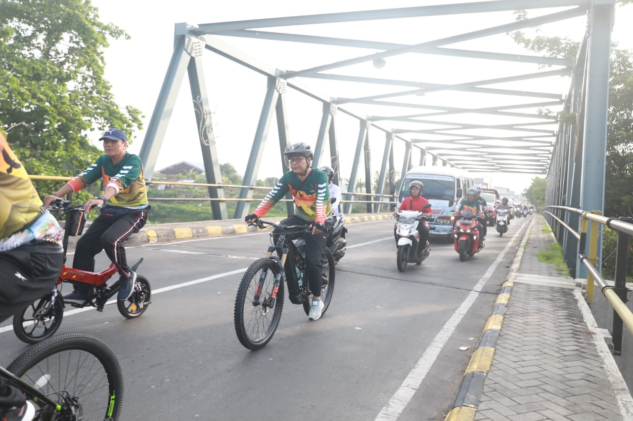 Foto 13 dari 18: Gowes Pagi, Wali Kota Cek Pavingisasi Hingga Ke Gang Kecil