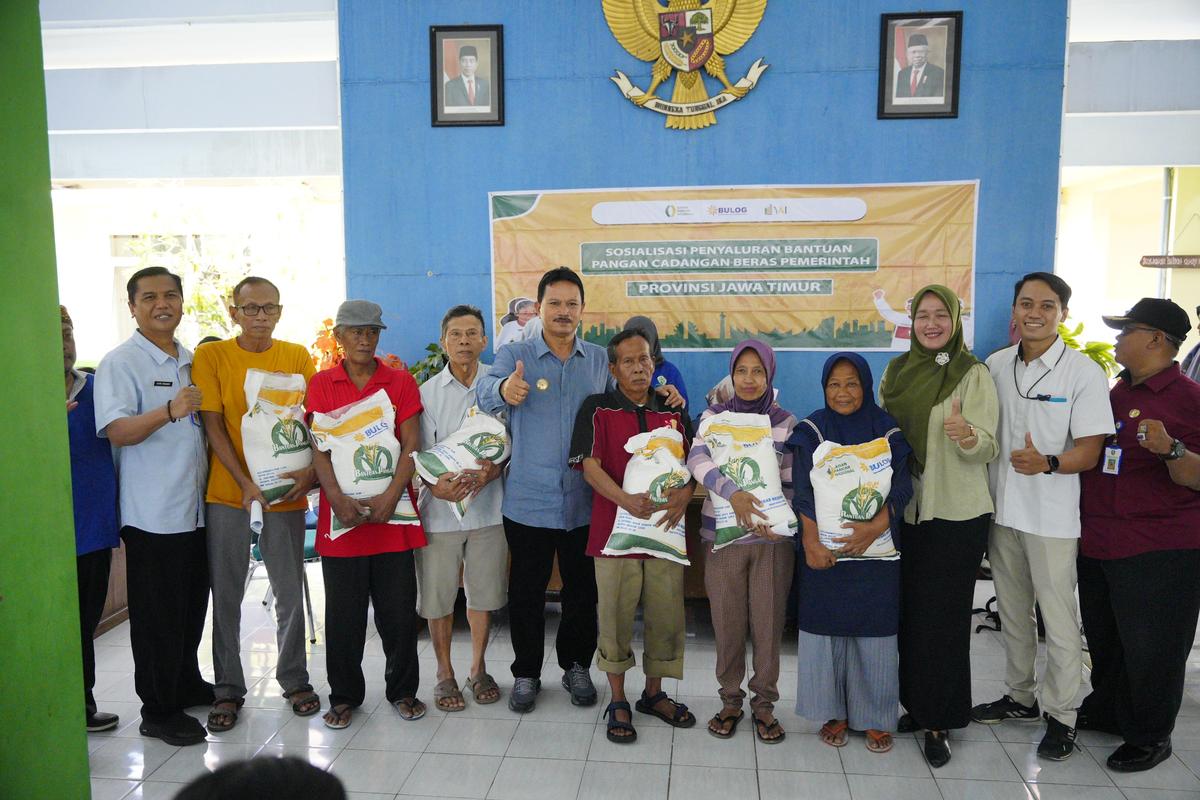 Foto 1 dari 6: Salurkan Bantuan Pangan, Wali Kota: Lebaran Tidak Ada yang Kesulitan Bahan Kebutuhan