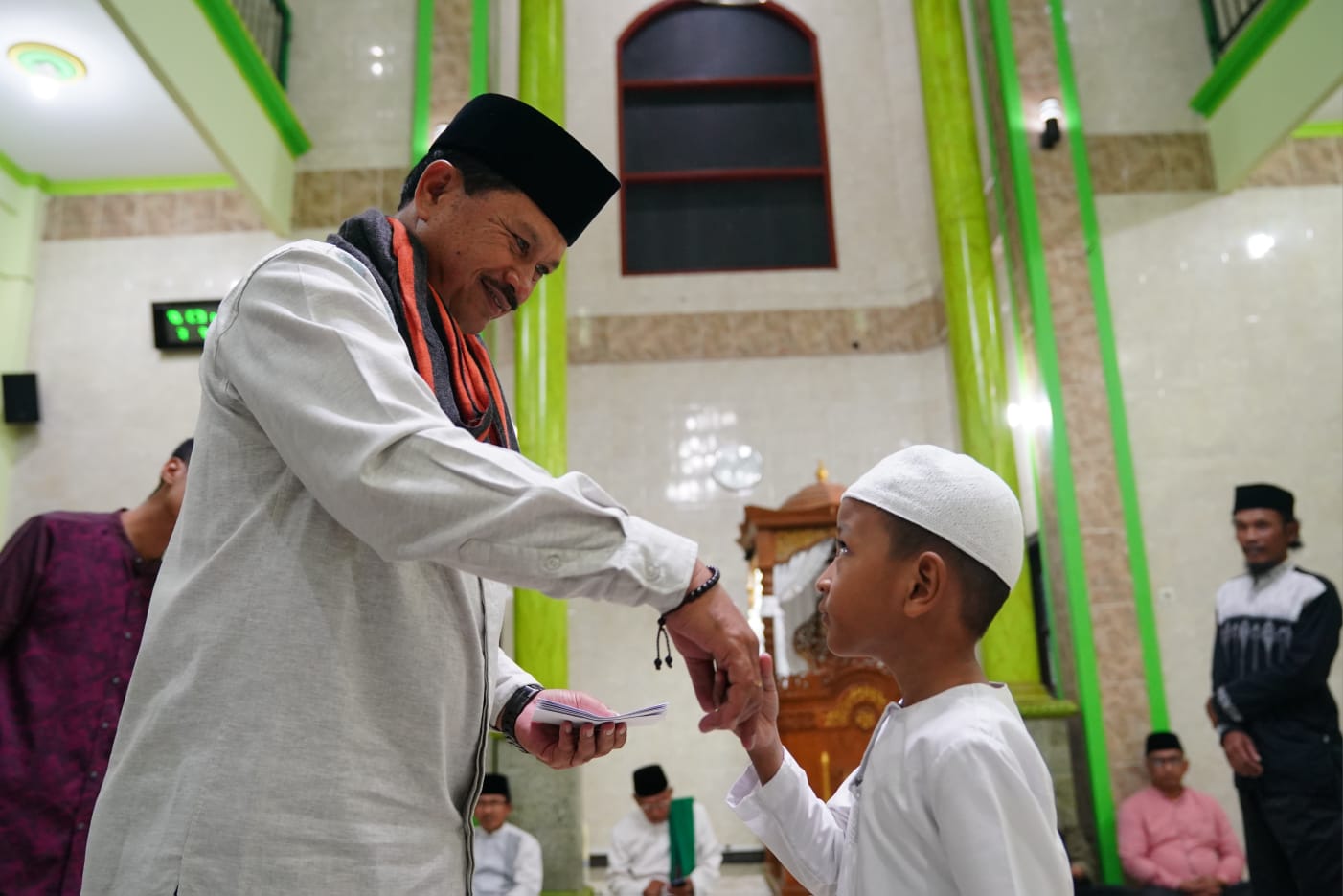 Foto 5 dari 7: Salat Isya di Masjid Al Mujahidin Manisrejo, Wali Kota Terima Berbagai Usulan dari Warga