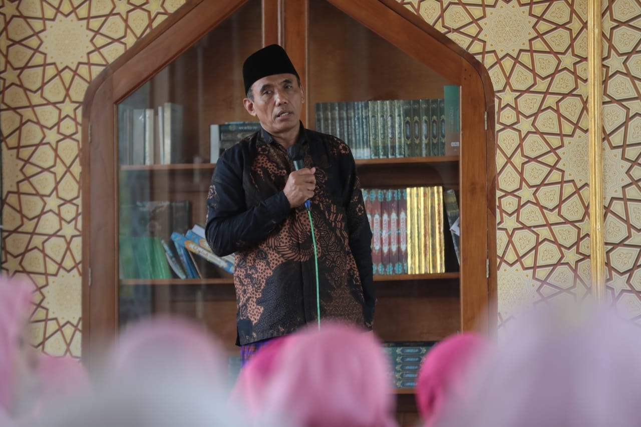 Foto 2 dari 14: Gelar Pengajian Bersama Janda Kota Madiun, Wali Kota Sampaikan Perkembangan Kota Agar Janda Melek Pengetahuan