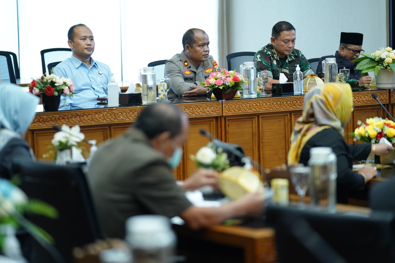 Foto 6 dari 10: Bahas Raperda Tahap IV, Eksekutif-Legislatif Gelar Rapat Paripurna