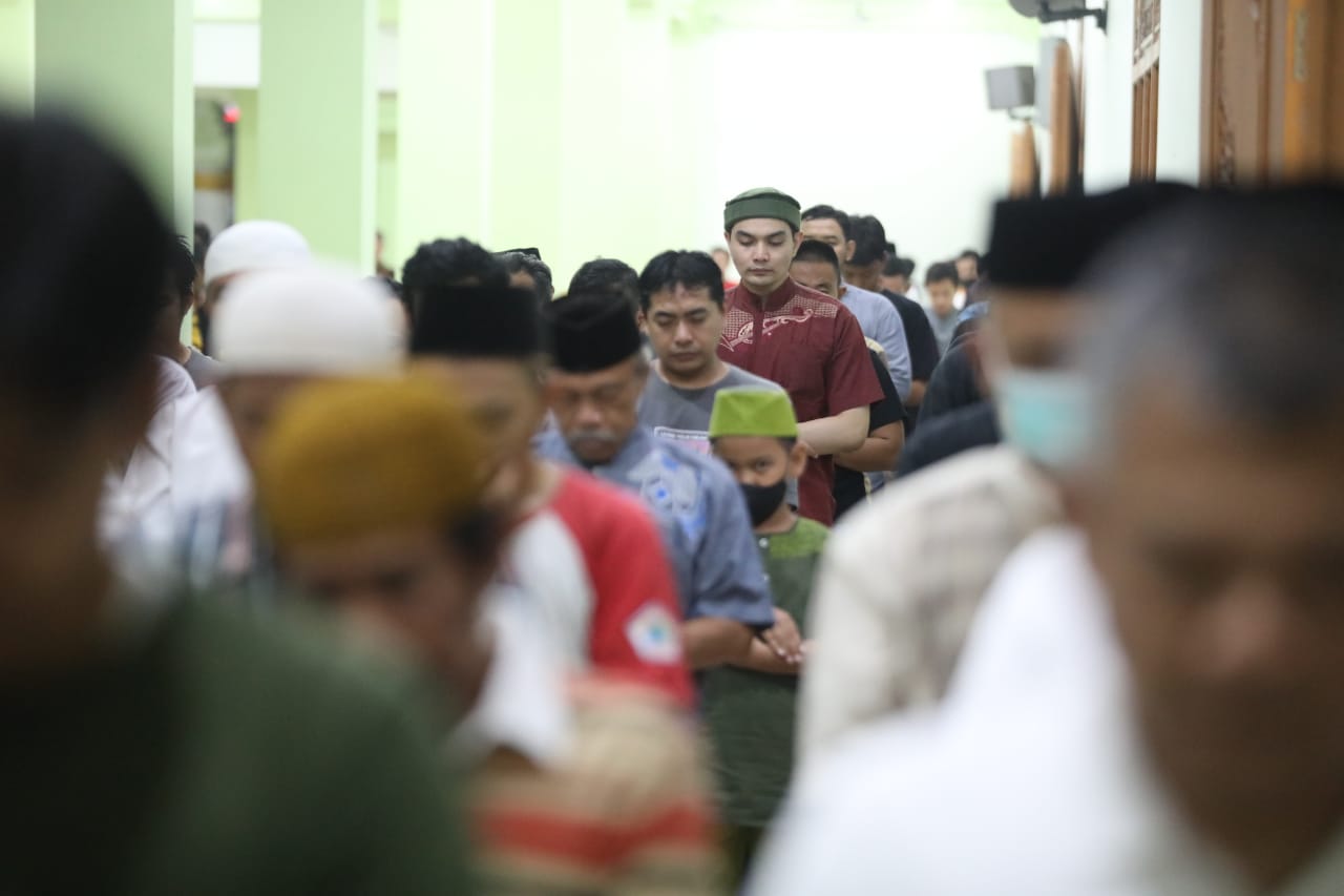 Foto 7 dari 10: Ikuti Salat Tarawih Perdana, Wali Kota Ajak Umat Muslim Tingkatkan Ibadah