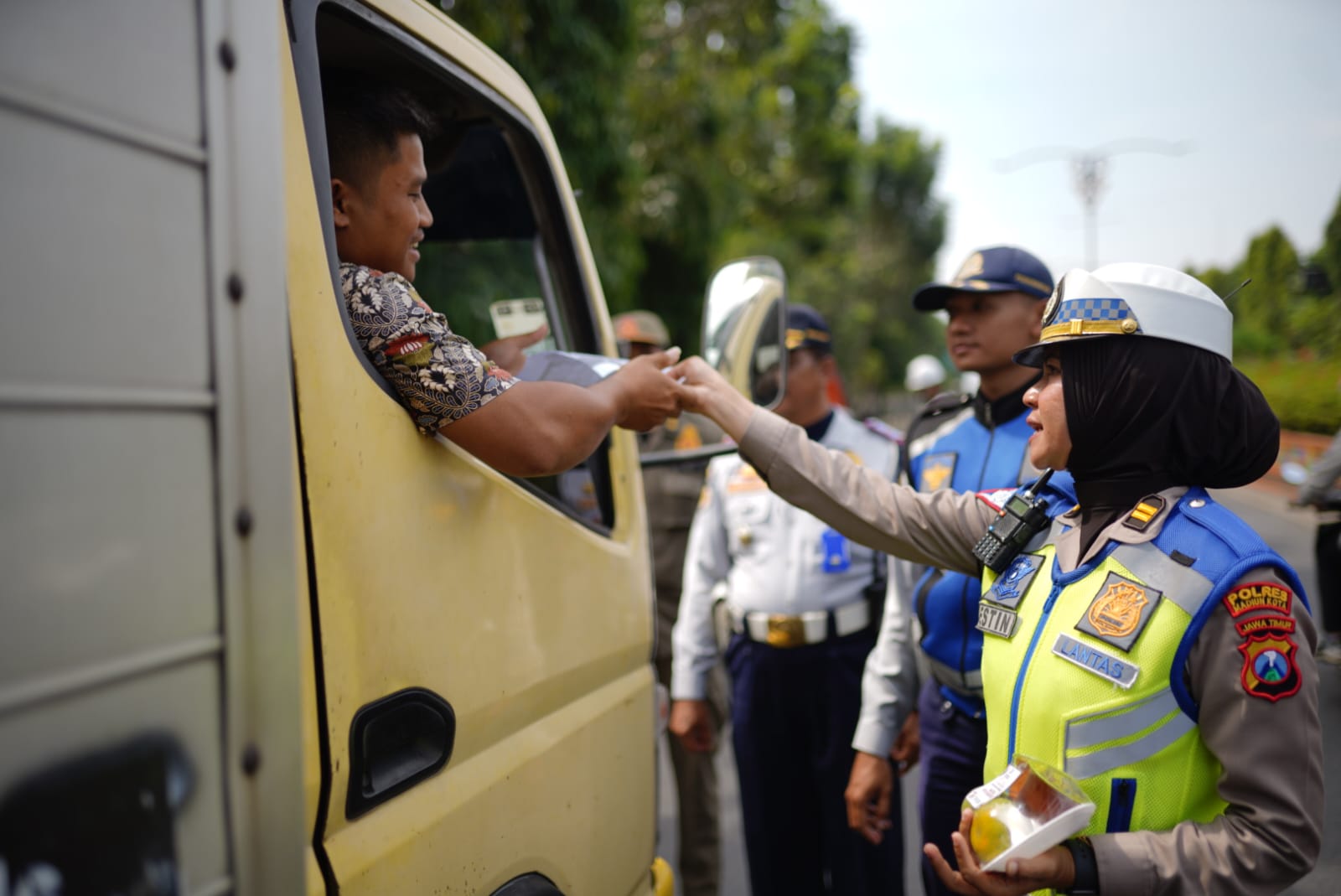 Foto 6 dari 6: Tertib Berlalu Lintas, Pengemudi Angkutan Barang Dapat Reward dari Petugas