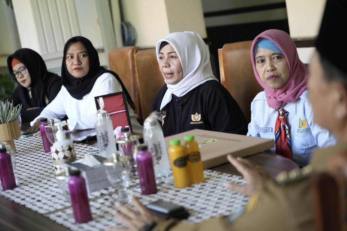 Foto 4 dari 5: Apresiasi Dukungan Pemkot Madiun, Penyelenggara Festival Jamu Gendong Serahkan Rekor MURI Kepada Wali Kota