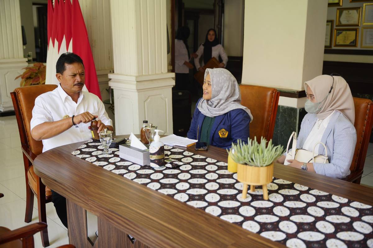 Foto 1 dari 18: Banyak Tamu Ingin Bertemu, Wali Kota Layani Empat Audiensi Sekaligus Secara Bergantian