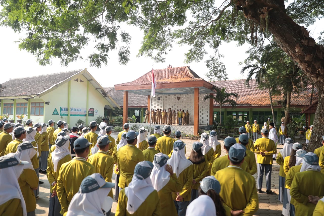 Foto 6 dari 13: Jadi Pembina Apel di SMAN 4 Kota Madiun, Wali Kota Pesan Jaga Diri dan Disiplin dalam Belajar