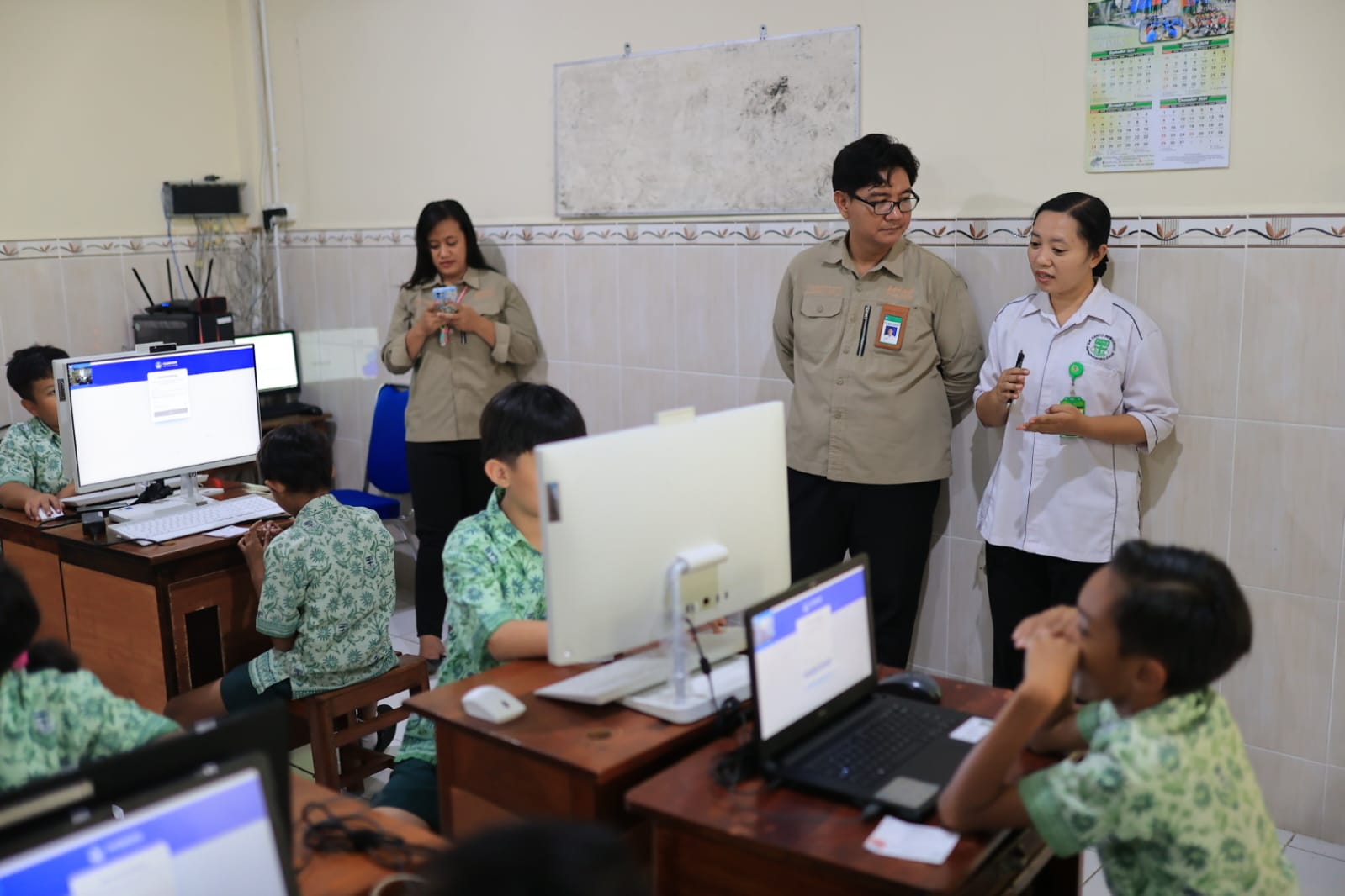 Foto 3 dari 3: Hari Pertama Asesmen Nasional di Kota Madiun Berjalan Lancar, Dindik Lakukan Monitoring Bersama BPMP