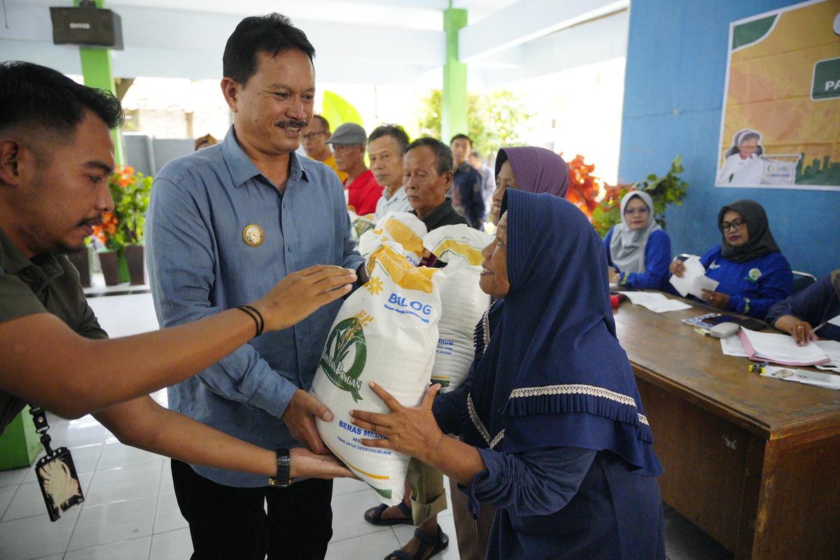 Foto 5 dari 6: Salurkan Bantuan Pangan, Wali Kota: Lebaran Tidak Ada yang Kesulitan Bahan Kebutuhan
