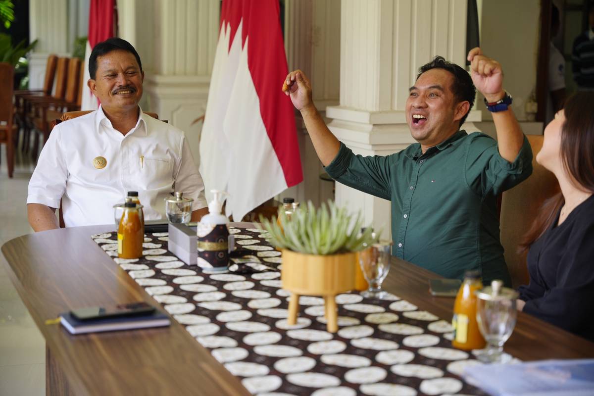 Foto 10 dari 18: Banyak Tamu Ingin Bertemu, Wali Kota Layani Empat Audiensi Sekaligus Secara Bergantian