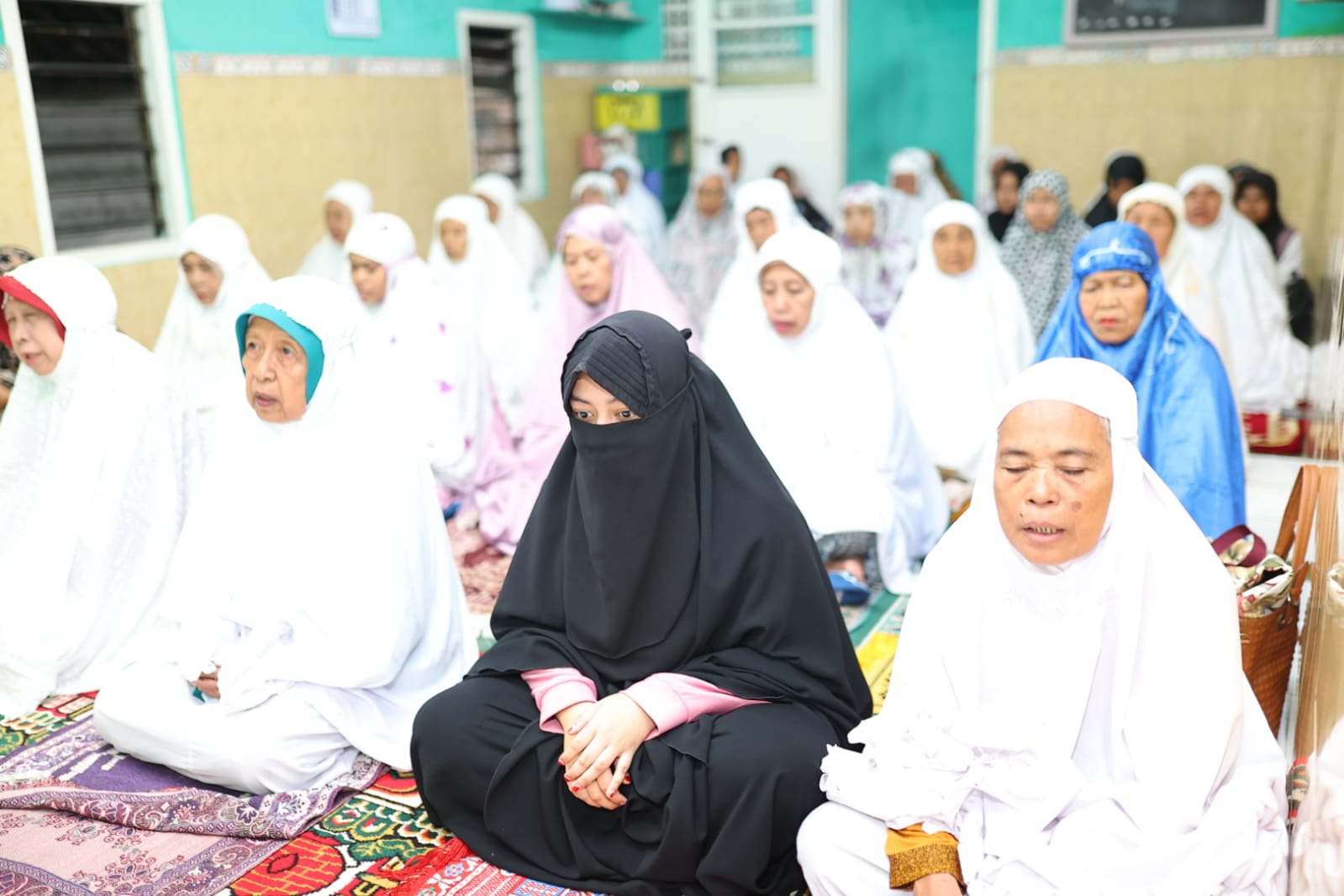 Foto 2 dari 8: Sambang Warga Jalan Trunojoyo, Wali Kota Shalat Isya Berjamaah Di Musala Al Qodiroh