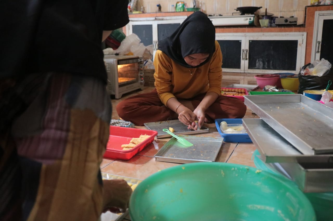 Foto 6 dari 10: Laris Manis Usaha Kue Kering, Banjir Pesanan Jelang Lebaran