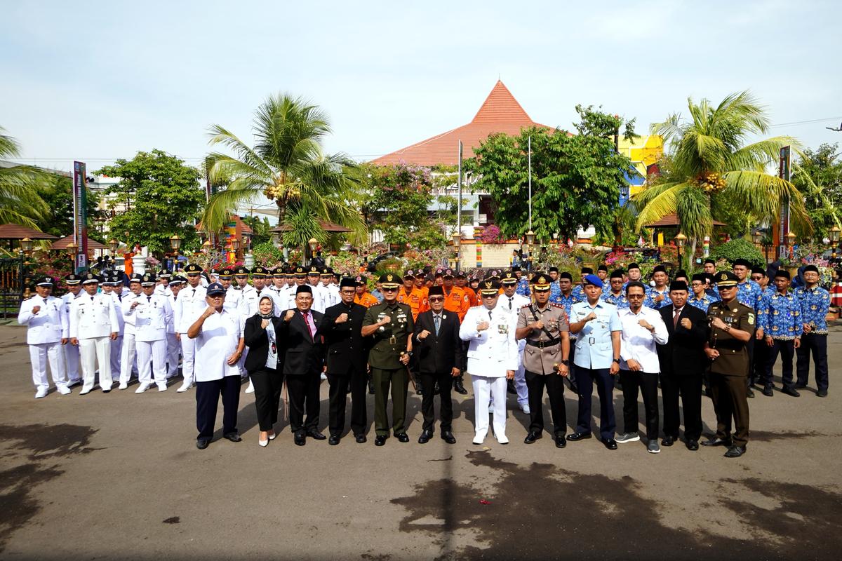 Foto 15 dari 16: Gelar Upacara Hari Jadi ke-79 Pemprov Jatim, Pj Wali Kota Ajak Masyarakat Berperan Aktif dan Ikut Sukseskan Pemilu