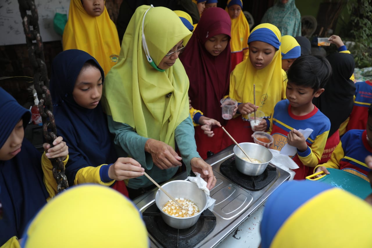Foto 7 dari 8: Asah Kreativitas, SD Muhtadin Ajak Siswa Belajar Membuat Lilin Aromaterapi Dari Minyak Jelantah