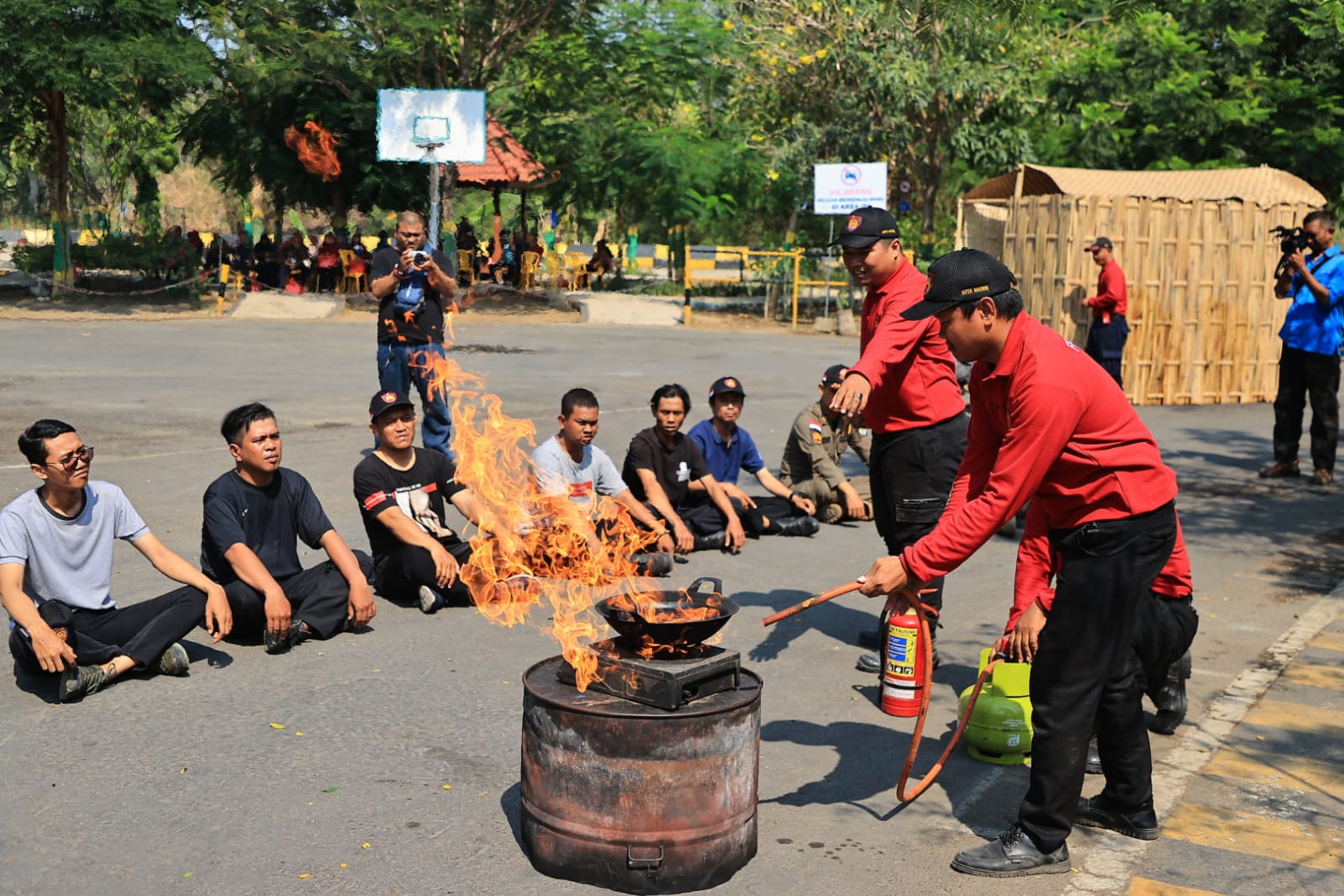 Foto 3 dari 7: Minimalisir Dampak Kebakaran, Satpol PP Siagakan Redkar
