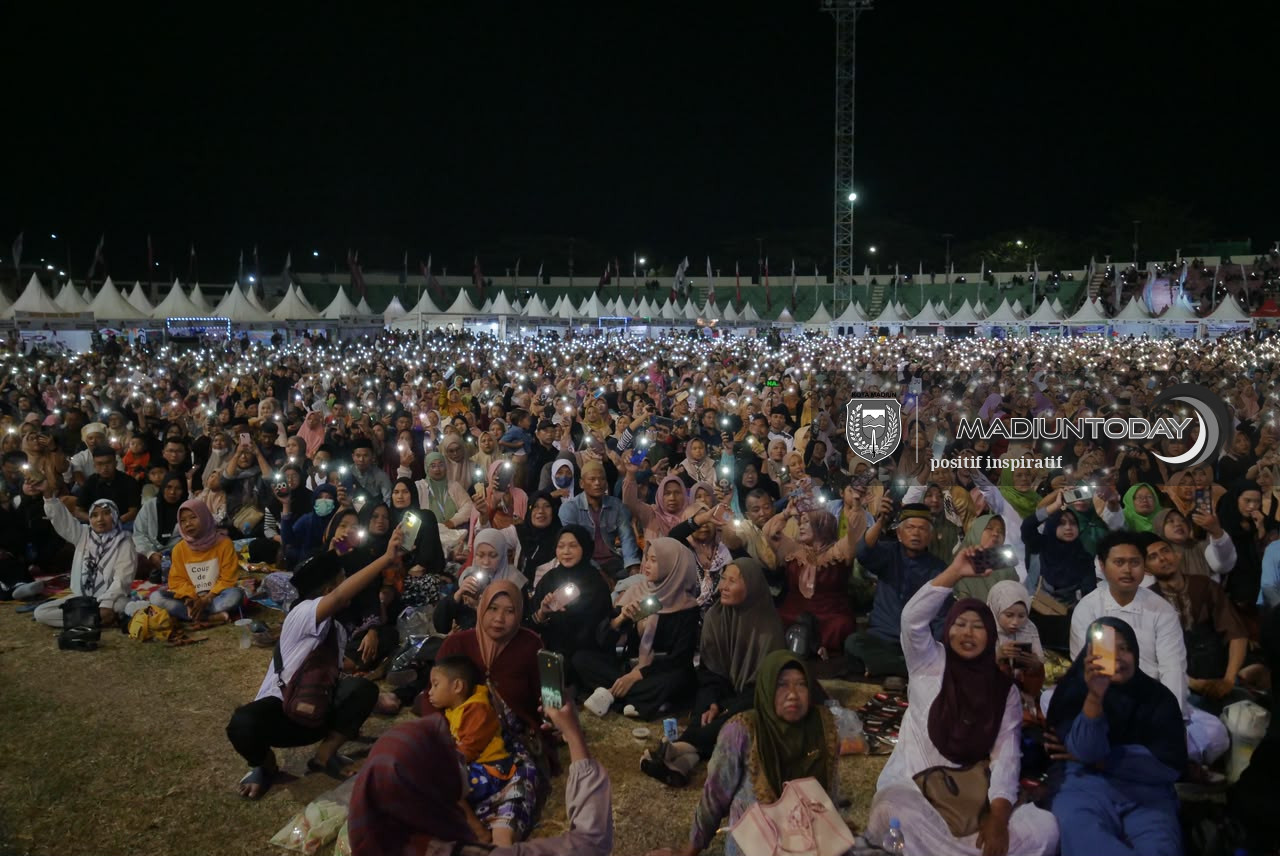 Foto 4 dari 29: Belasan Ribu Jamaah Larut dalam Pengajian Gus Iqdam, Pesan Amanah Menggema di Stadion Wilis