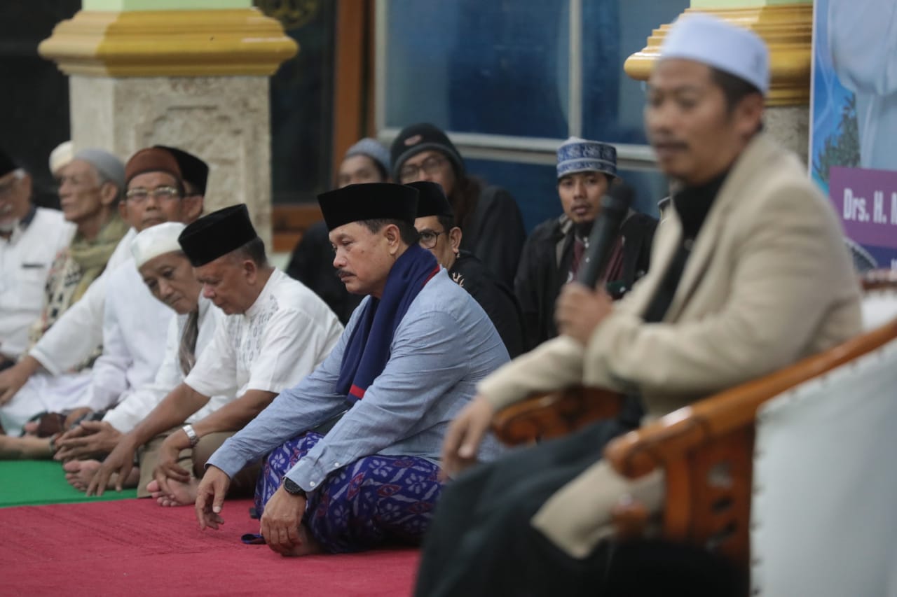 Foto 4 dari 11: Wali Kota Maidi Beri Apresiasi Digelarnya Pengajian Umum Peringatan Hari Santri