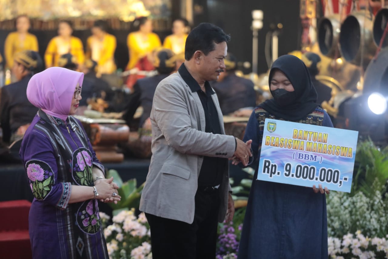 Foto 15 dari 16: Tak Hanya Beri Hiburan, Wali Kota Juga Salurkan Bantuan dan Borong Jajan untuk Dibagikan Saat Pagelaran Wayang