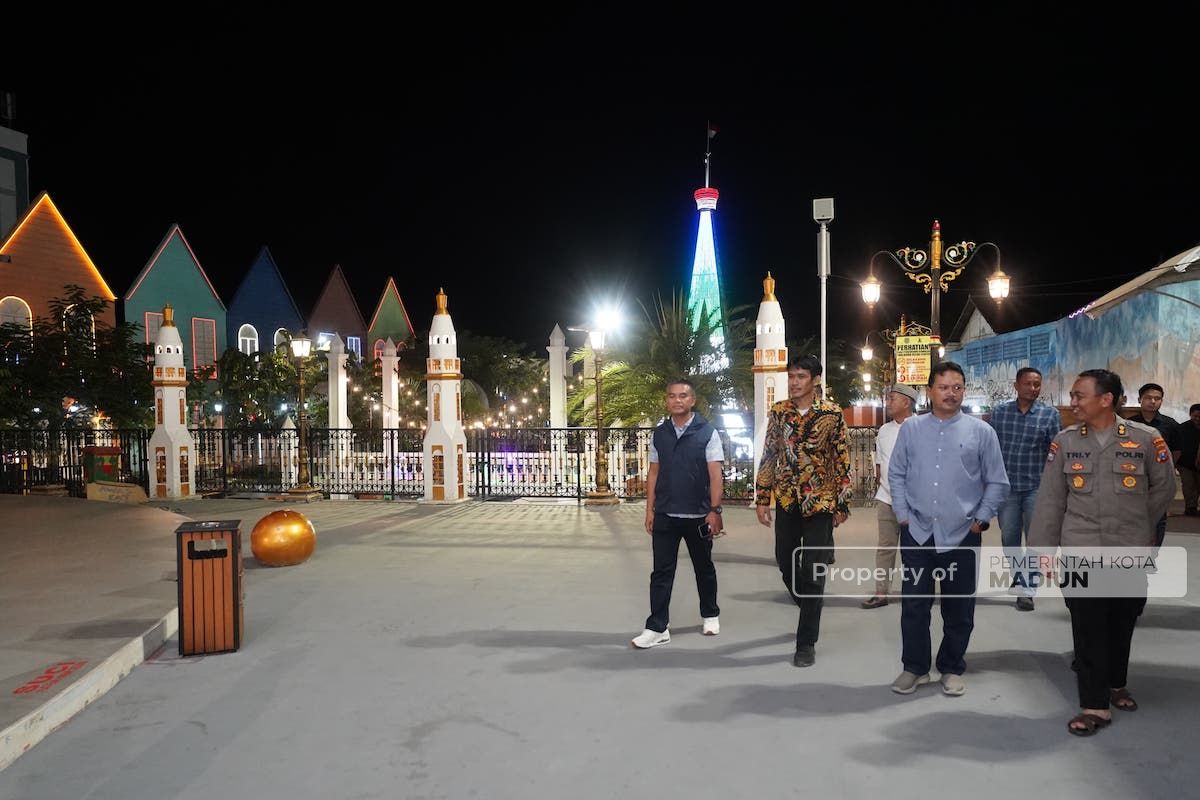 Foto 2 dari 6: Terima Anugerah Patriot Jawi Wetan 2023, Wali Kota Ajak Tim Juri Keliling Kota