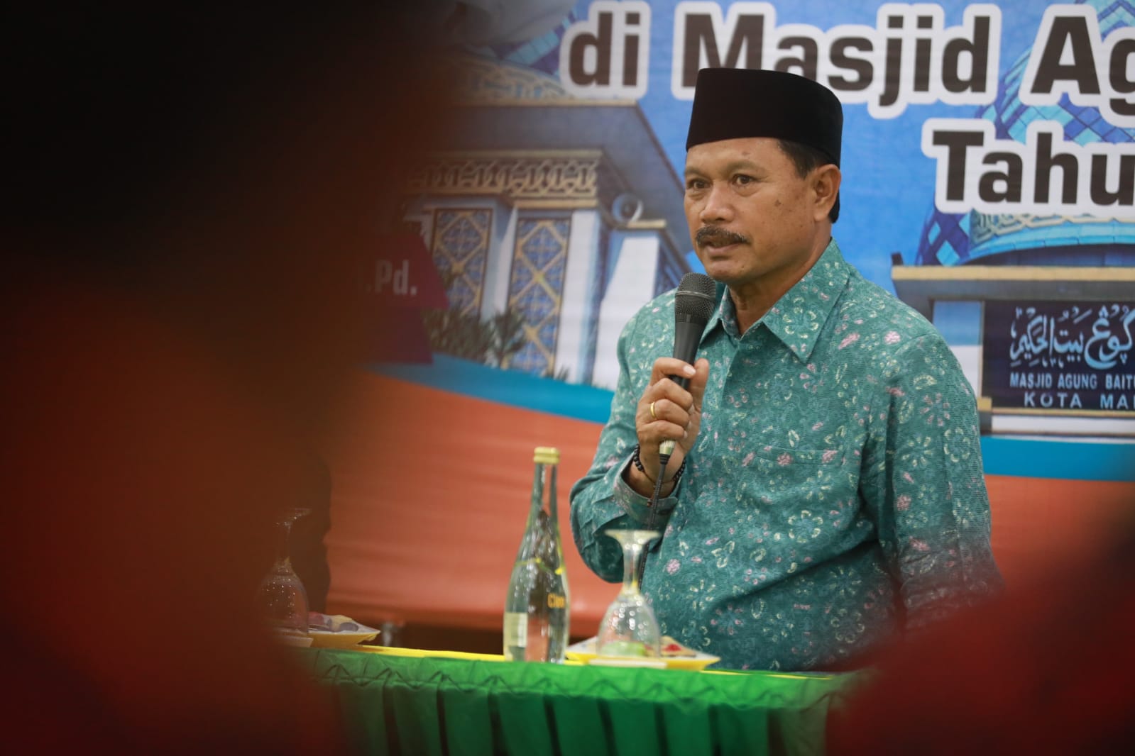 Foto 1 dari 13: Sambut Jamaah Umroh di Masjid Baitul Hakim, Wali Kota Dr.Maidi Pesan Selalu Tanam Kebaikan