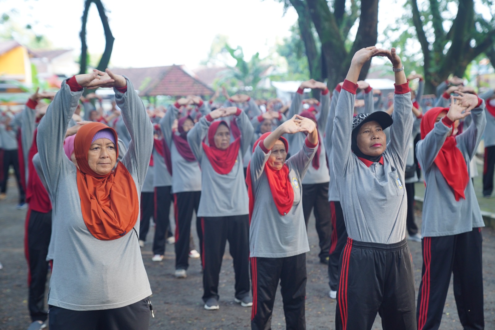 Foto 4 dari 10: Gelar Senam Lansia, Wali Kota Sosialisasikan Program Laptop Gratis