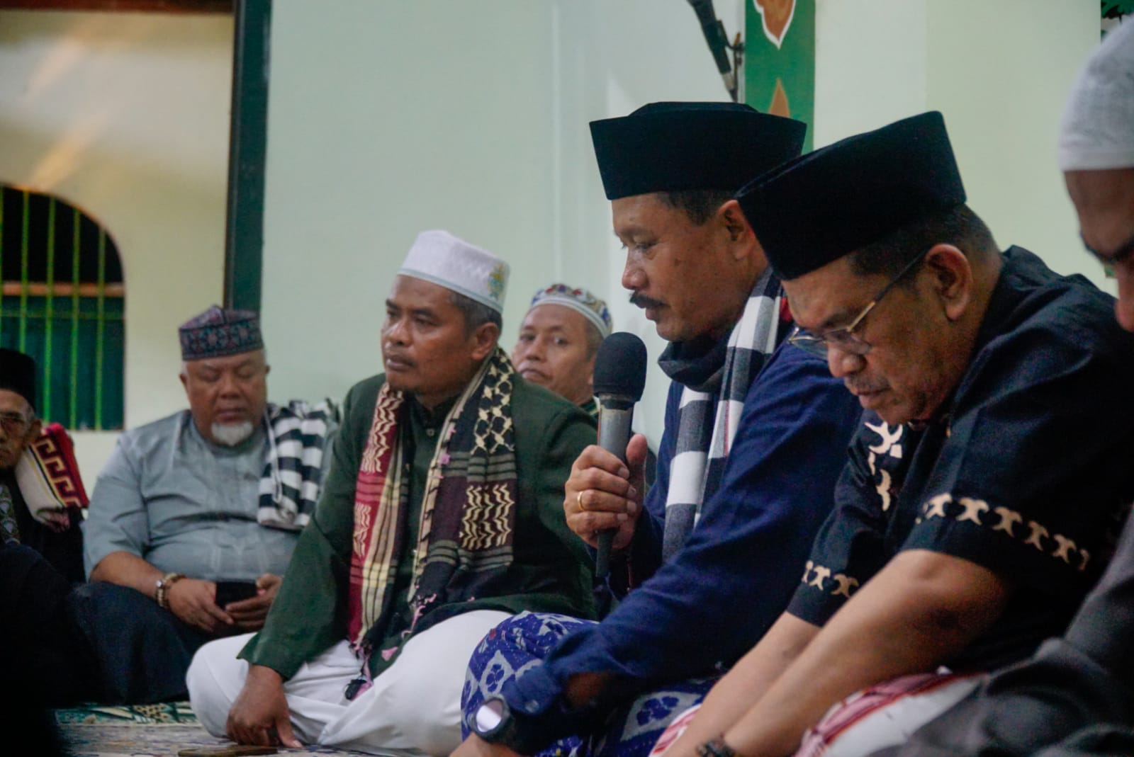 Foto 11 dari 12: Beribadah di Masjid Al Ichsan, Wali Kota Sampaikan Program Pembangunan