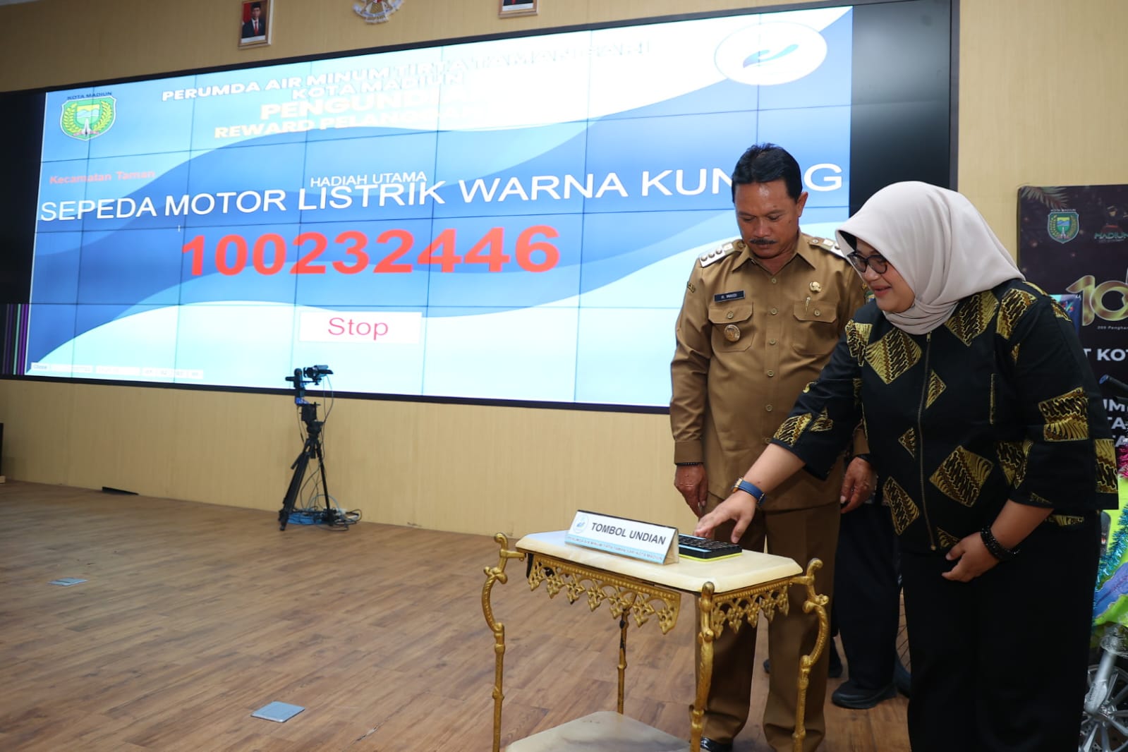 Foto 7 dari 9: Apresiasi Terhadap Pelanggan, PDAM Tirta Taman Sari Beri Reward Bagi Pelanggan