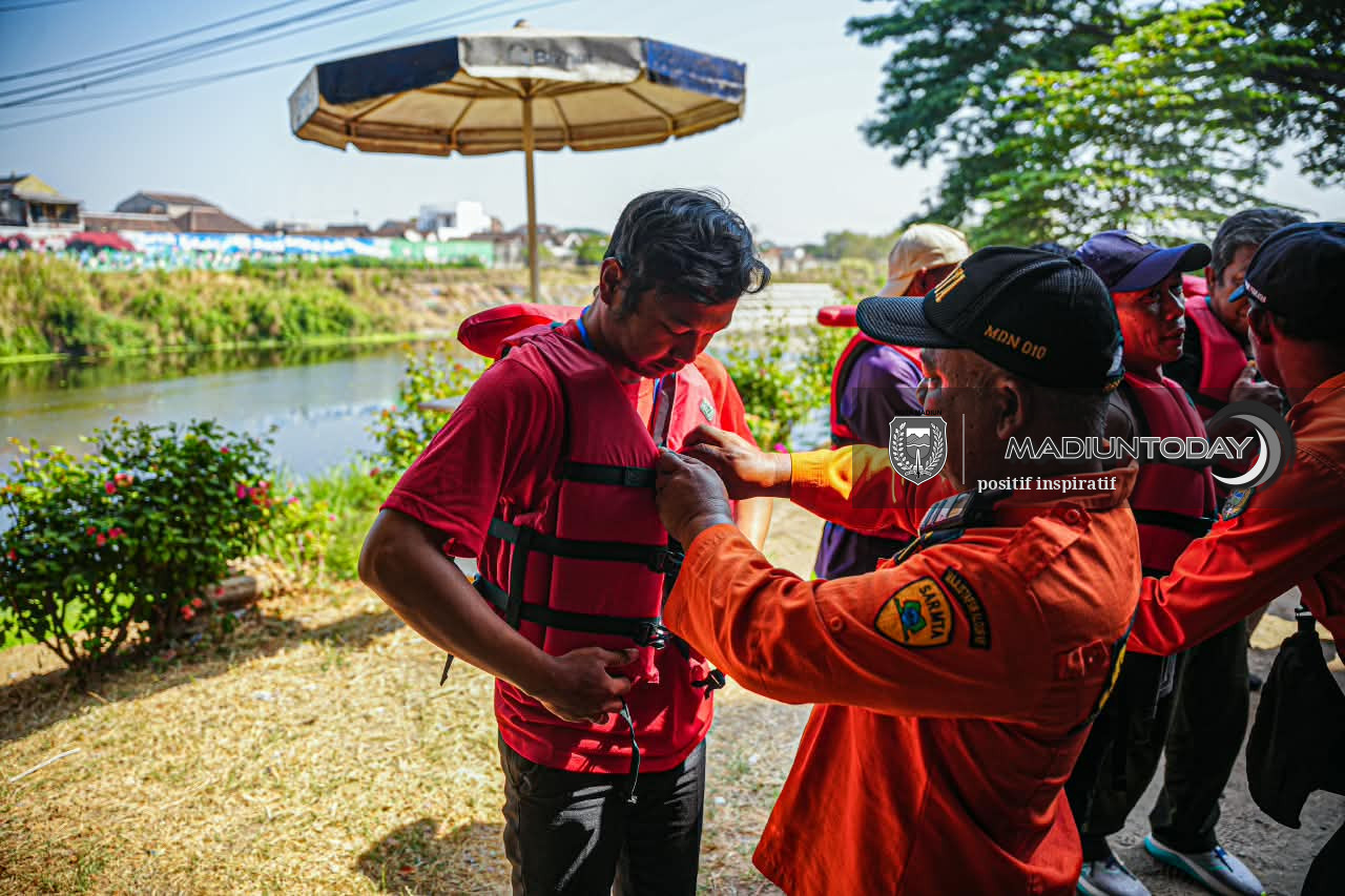 Foto 5 dari 19: Mendayungpun Ada Aturannya, Serunya Pelatihan Water Rescue di Kali Bantaran