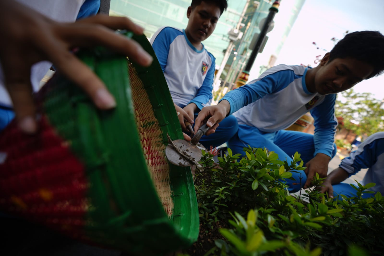 Foto 5 dari 6: Bawa Rinjing Hingga Perlengkapan Bersih-Bersih, Siswa SD-SMP Kota Madiun Lakukan Gerakan Kota Madiun Cinta Kebersihan