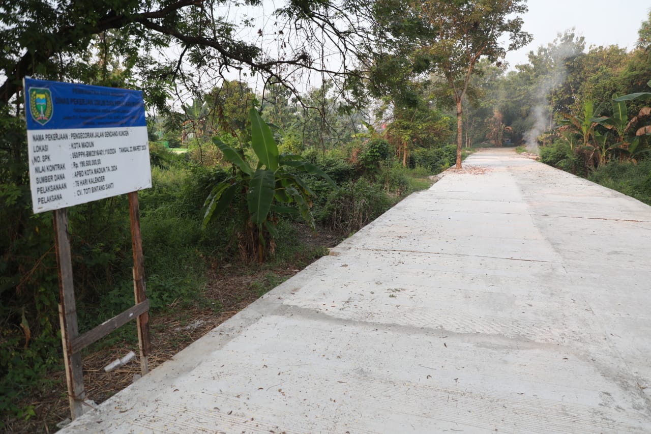 Foto 2 dari 5: Di Kota Pendekar Juga Ada Pengecoran Jalan, Tahun Ini Ada Lima Titik yang Dikerjakan