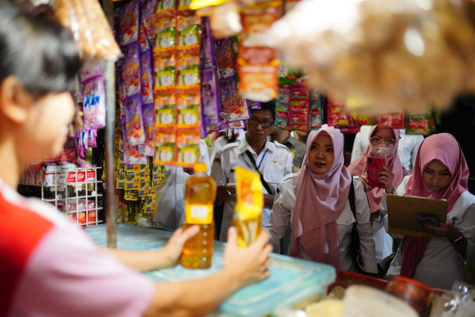 Foto 1 dari 8: Jelang Lebaran, Disdag Pantau Harga Kebutuhan Pokok Di Pasar Tradisional