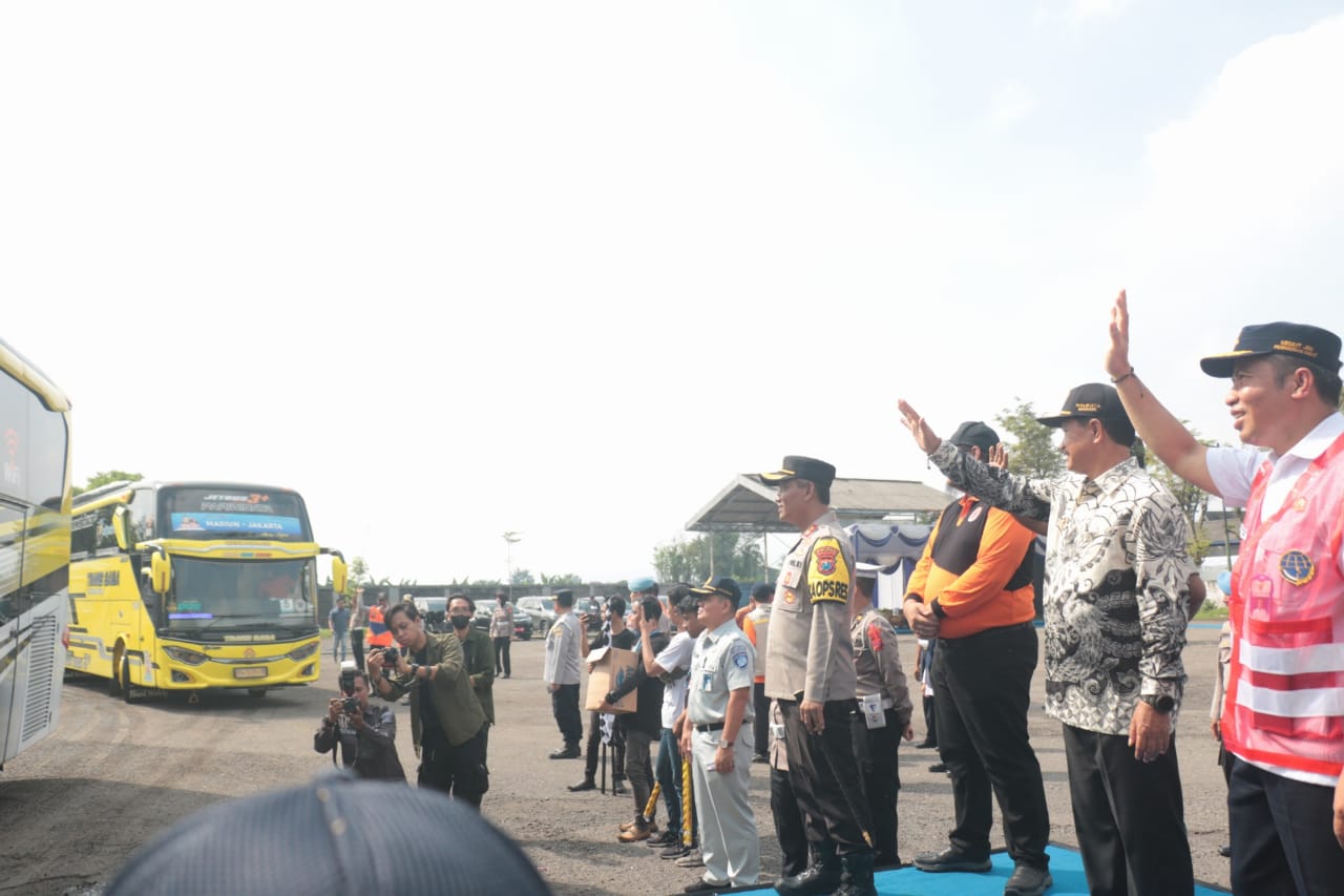 Foto 10 dari 10: Berangkatkan Balik Gratis, Wali Kota: Lebaran Jadi Aman, Berkesan, dan Nyaman