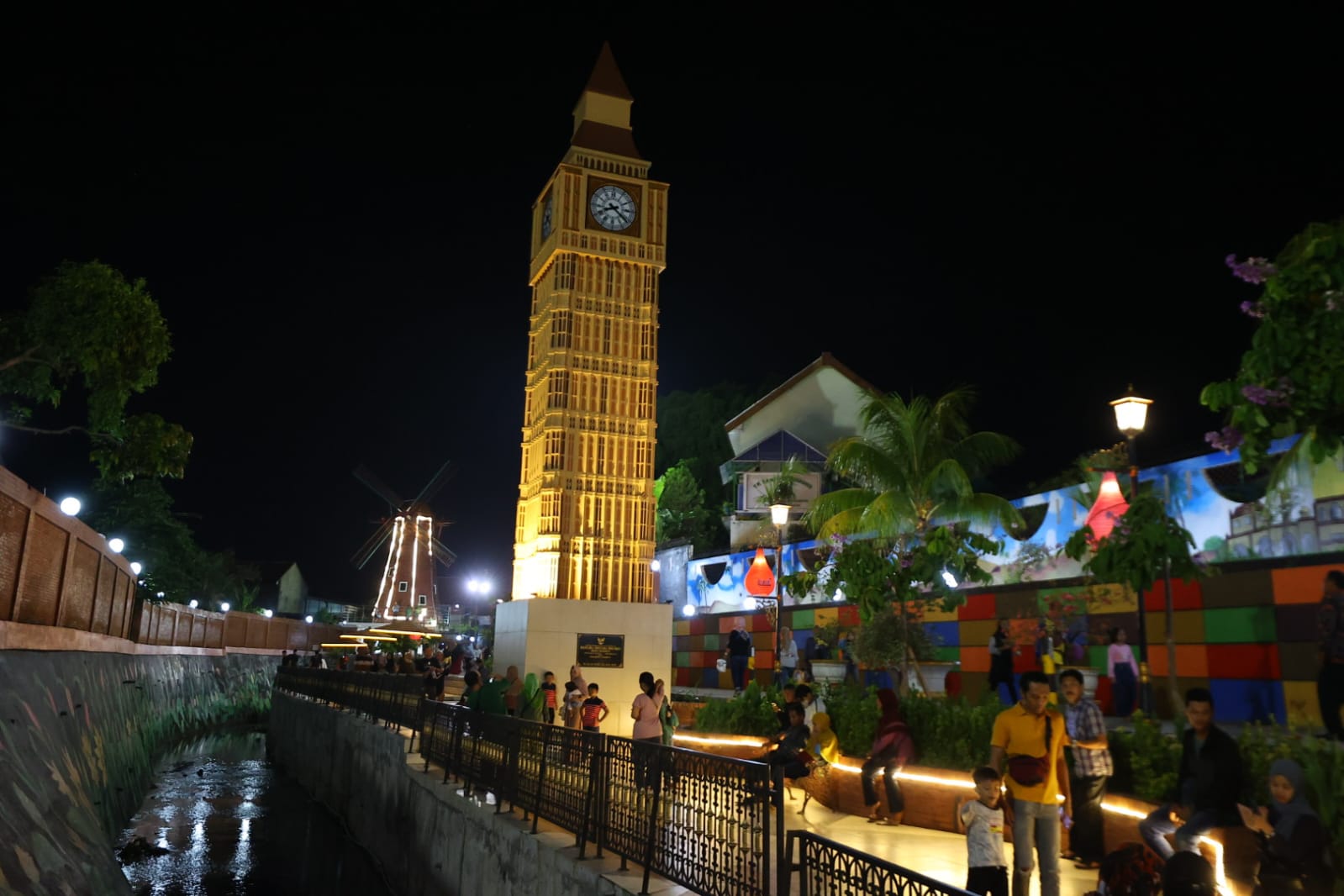 Foto 6 dari 9: Tumplek Blek di Kawasan Wisata Dunia