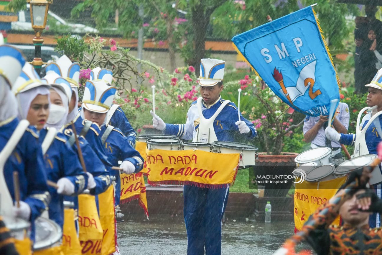 Foto 2 dari 8: Hujan Bukan Halangan, Peserta Parade Senja Tetap Tampil Menawan