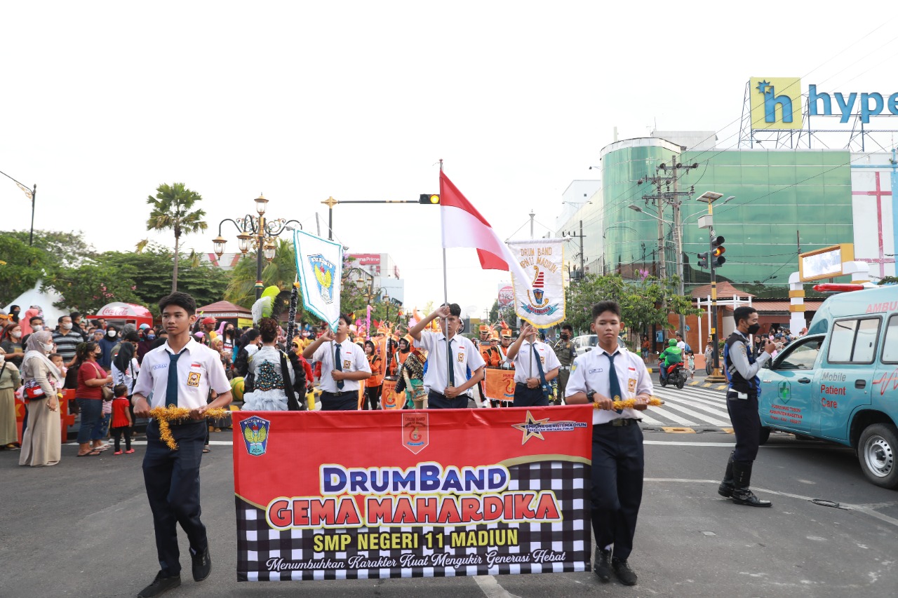 Foto 6 dari 11: Tampil Memukau, Drumband SMPN 11 dan Paskib SMKN 2 Madiun Unjuk Gigi di Parade Senja