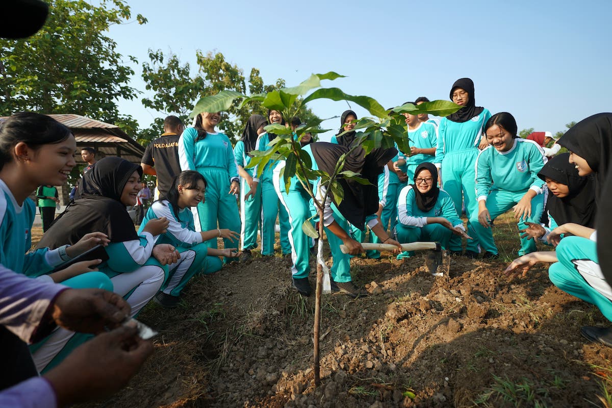 Foto 2 dari 10: Jaga Lingkungan Tetap Asri, Ratusan Pelajar di Kota Madiun Tanam Bibit Pohon