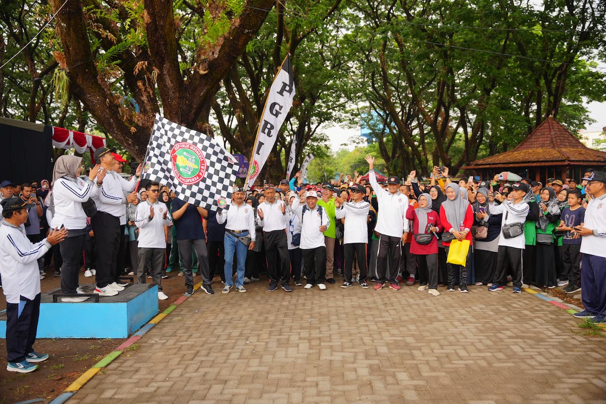 Foto 8 dari 8: Wali Kota Ikut Jalan Santai Peringatan HUT PGRI ke 78 dan HGN